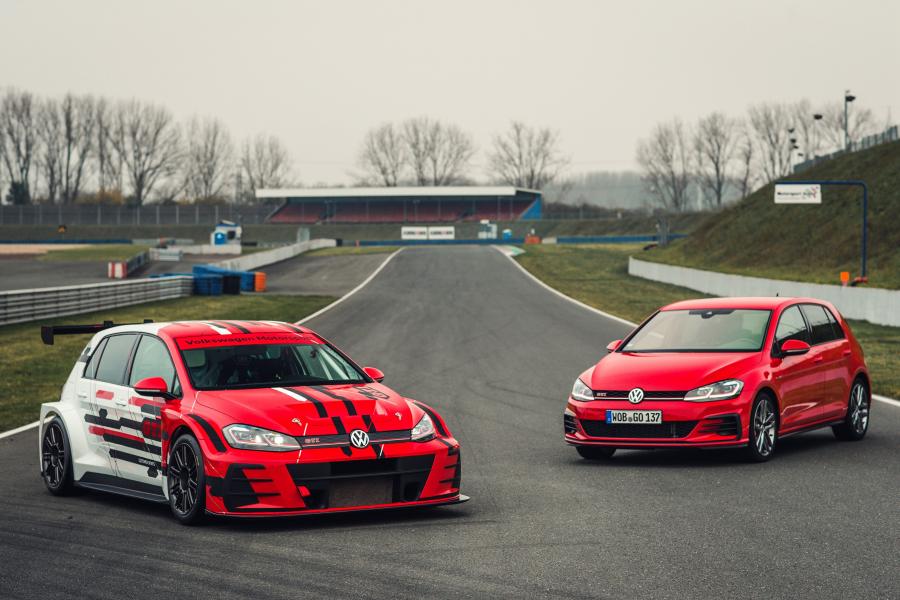  Volkswagen Golf GTI TCR (Typ 5G) 2018 года  (фото 10 из 39)